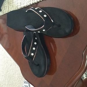 Volatile sandals black w leather tong and rhinestones.